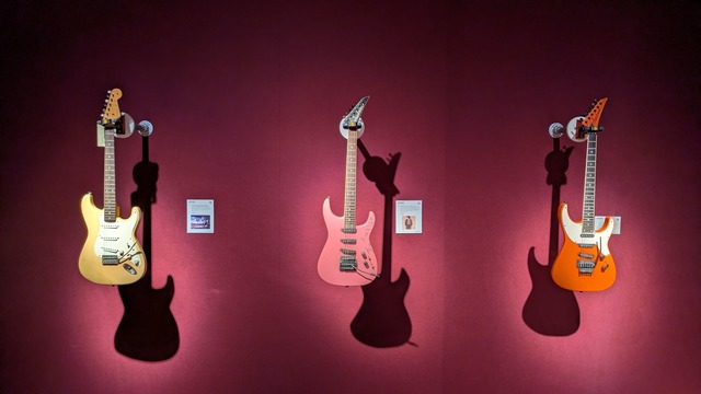 Die pinkfarbene Jackson-Grover-Gitarre...m Messer und Nagellack signiert hatte.  | Foto: Philip Dethlefs/dpa