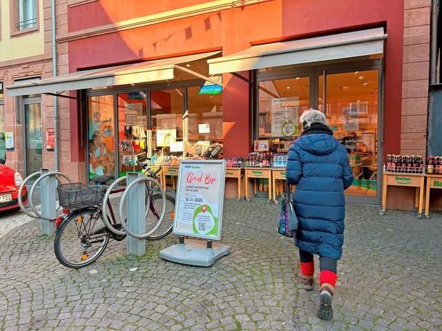 Seit Montag informiert ein Aufsteller ...Reformhaus Bacher ber die Schlieung.  | Foto: Mark Alexander