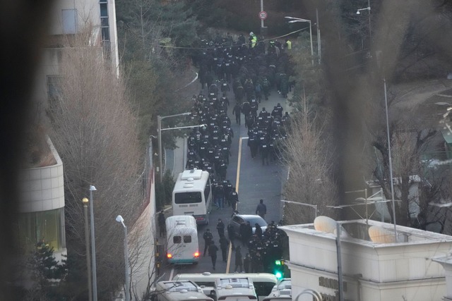 S&uuml;dkoreas suspendierter Pr&auml;s...Korruptions-Beh&ouml;rde festgenommen.  | Foto: Ahn Young-joon/AP/dpa