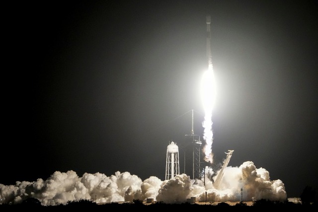 Eine "Falcon 9" von SpaceX brachte zwei Mondlandef&auml;hren auf den Weg.  | Foto: John Raoux/AP/dpa