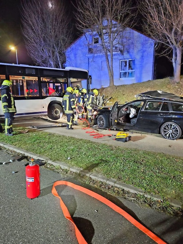 Bei dem Verkehrsunfall sind neun Menschen verletzt worden.  | Foto: Feuerwehr Mahlberg