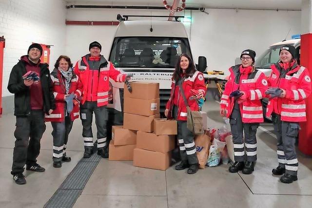 DRK Unadingen verteilt bei Kltebus-Tour Socken an Obdachlose in Freiburg