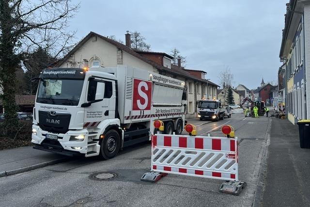 Sperrung nach Wasserrohrbruch in der Hebelstrae in Mllheim