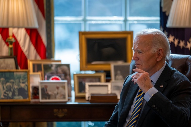 Pr&auml;sident Biden &uuml;bergibt das...Haus abgel&ouml;st hatte. (Archivbild)  | Foto: Ben Curtis/AP/dpa