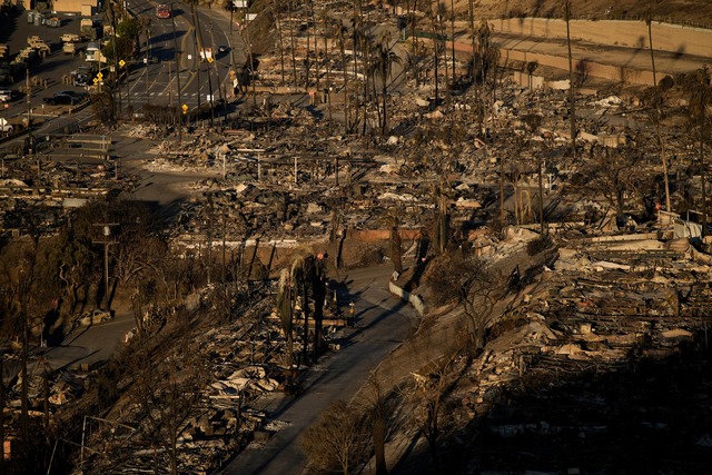 Mehr als 12.000 Geb&auml;ude wurden bi...de zerst&ouml;rt oder besch&auml;digt.  | Foto: John Locher/AP/dpa