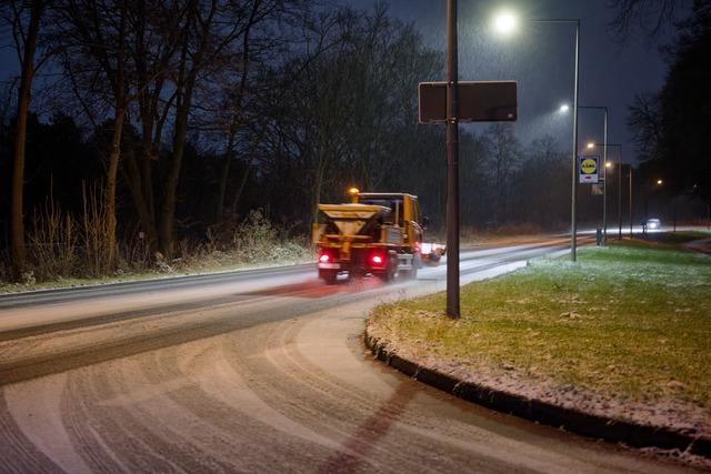 Sogar Streufahrzeuge verunglcken auf glatten Straen