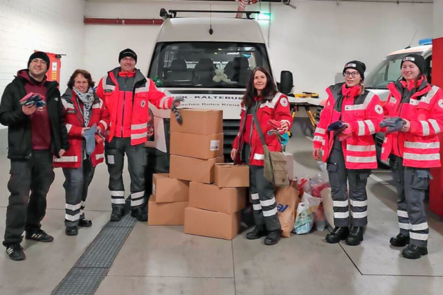 DRK Unadingen verteilt bei Kltebus-Tour Socken an Obdachlose in Freiburg