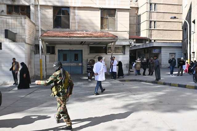 Im Krankenhaus und im Innenhof des Geb... warten Patienten und Angeh&ouml;rige.  | Foto: Sebastian Gollnow/dpa