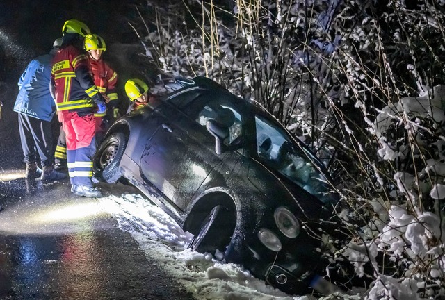 Ein Kleinwagen rutschte bei Stra&szlig... westlichen Sauerland in einen Graben.  | Foto: Markus Kl&uuml;mper/dpa