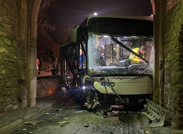 Ein Bus krachte in Sommerhausen in Bayern in einen Torbogen.  | Foto: Pascal H./NEWS5/dpa