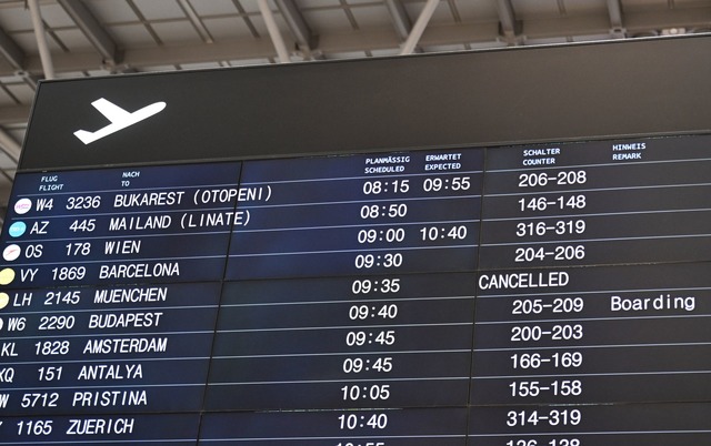 Versp&auml;tungen und ein Ausfall eine...afel am Flughafen Stuttgart angezeigt.  | Foto: Bernd Wei&szlig;brod/dpa