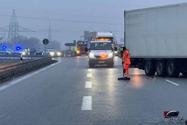 Bei einer Serie von Unf&auml;llen auf ...sburg mindestens ein Mensch gestorben.  | Foto: Sebastian Pieknik/NEWS5/dpa