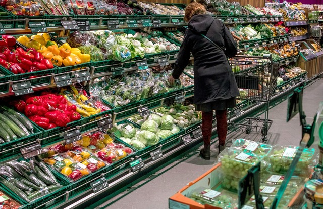 Kommt Obst und Gem&uuml;se aus EU-L&au... wenig R&uuml;ckst&auml;nde zu finden.  | Foto: Jens B&uuml;ttner/dpa-Zentralbild/dpa