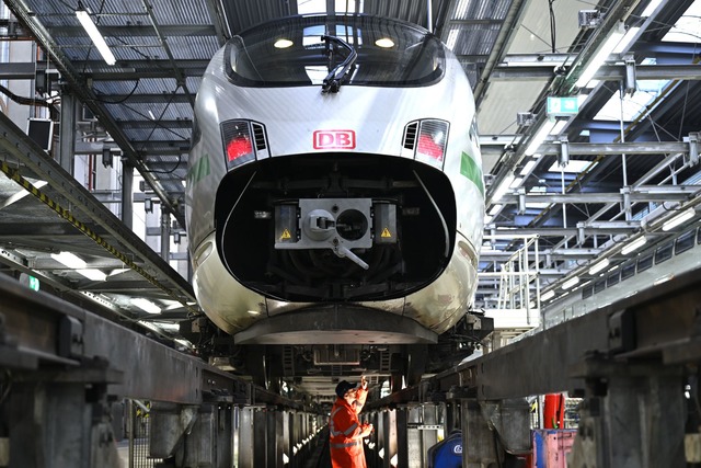 Ein ICE wird im ICE-Werk Leipzig gewartet  | Foto: Hendrik Schmidt/dpa