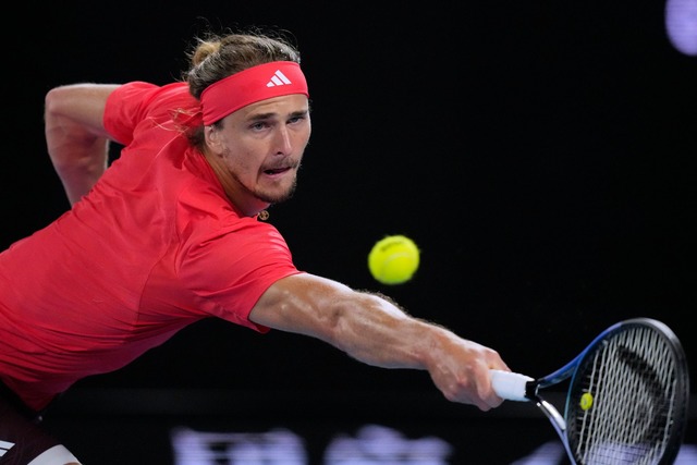 Mit vollem Fokus in die dritte Runde der Australian Open: Alexander Zverev.  | Foto: Vincent Thian/AP/dpa