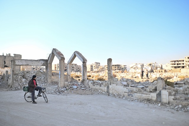 Syrien:  Ein Mann steht in Damaskus vor Ruinen des Friedhofs.  | Foto: Sebastian Gollnow/dpa