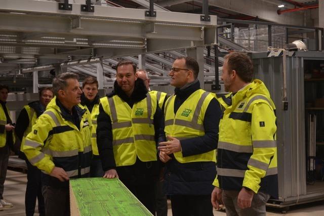 Jens Spahn besucht die Holzwerke Dold in Buchenbach