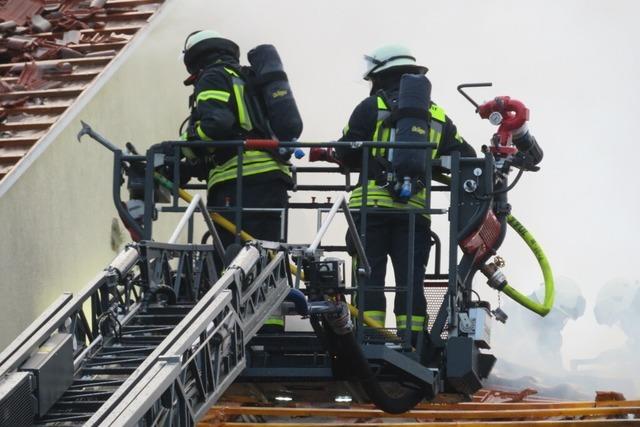 Grobrnde im Kreis Lrrach bringen die Feuerwehren und ihr Material  an die Leistungsgrenze