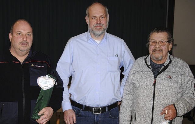 Ortsvorsteher  Torsten Weimer dankt de...ld (links) und Ernst Greiner (rechts).  | Foto: Hans-Walter Mark