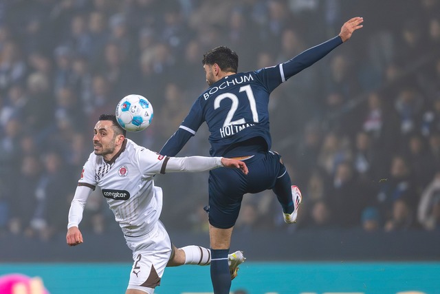 Die Zuschauer im Ruhrstadion sahen Abstiegskampf pur.  | Foto: David Inderlied/dpa