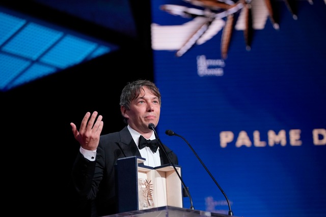 Sean Baker, Regisseur und Drehbuchautor von "Anora", in Cannes (Archivbild).  | Foto: Andreea Alexandru/Invision/AP/dpa