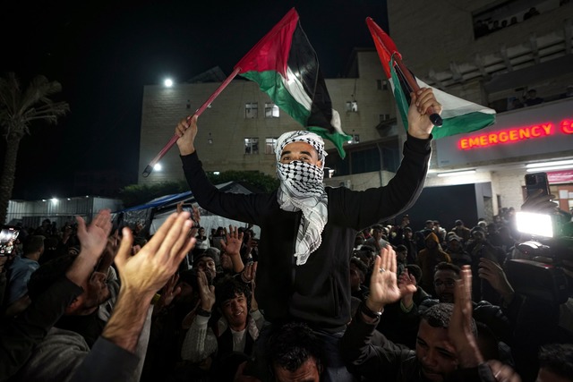 Im Gazastreifen brach Jubel aus.  | Foto: Abdel Kareem Hana/AP/dpa