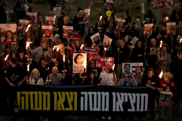 Angeh&ouml;rige und Freunde der Geisel... am Abend an einer Demonstration teil.  | Foto: Ohad Zwigenberg/AP/dpa