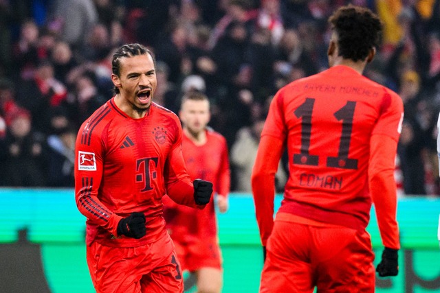 Torsch&uuml;tze zum 1:0 - Leroy San&eacute; (l).  | Foto: Tom Weller/dpa