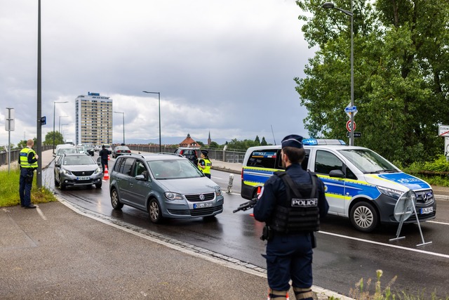 An der Europabr&uuml;cke gibt es Kontr...nd der deutschen Polizei. (Archivbild)  | Foto: Philipp von Ditfurth/dpa