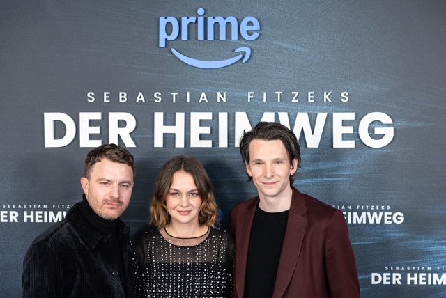 Das Hauptdarsteller-Trio von "Der Heimweg" bei der Premiere in Berlin.  | Foto: Hannes P. Albert/dpa