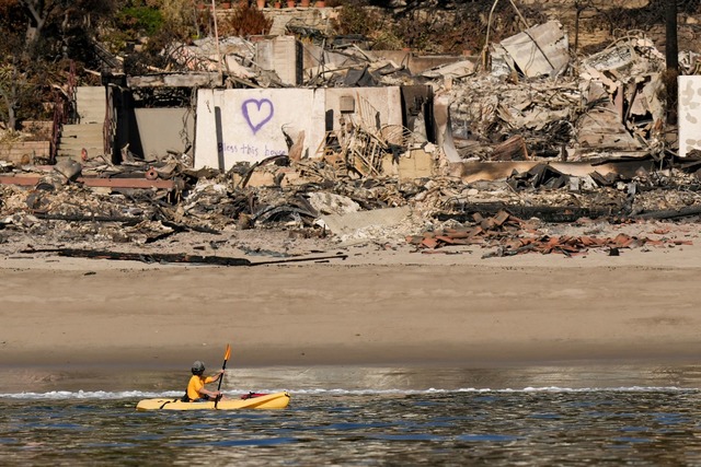 Langsam gewinnt die Feuerwehr die Oberhand gegen die Br&auml;nde.  | Foto: Carolyn Kaster/AP/dpa