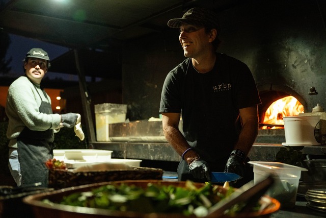 Restaurants verpflegen Helferinnen und...ratis. So wie dieser mobile Pizzaofen.  | Foto: Maximilian Haupt/dpa