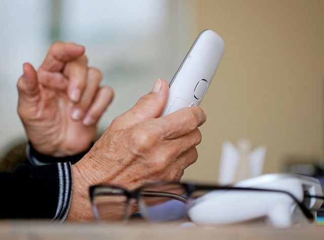 Gerade ltere Menschen knnen Opfer von Telefonbetrug werden.  | Foto: Roland Weihrauch (dpa)