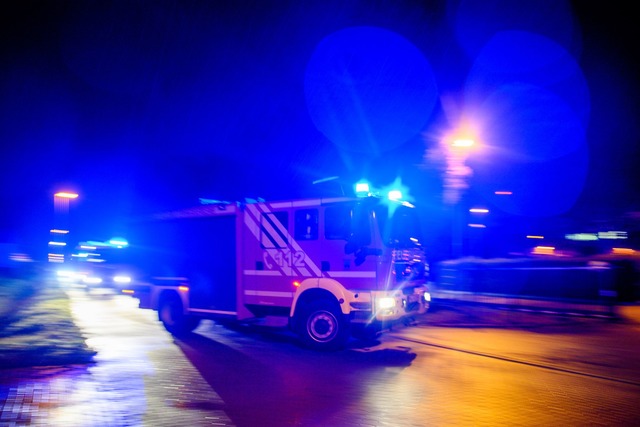 Hausbewohner riefen wegen des Rauchs die Feuerwehr. (Symbolbild)  | Foto: Klaus-Dietmar Gabbert/dpa