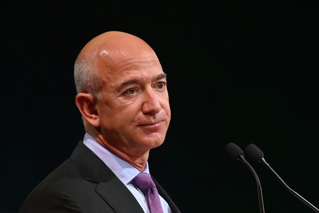 Jeff Bezos war bereits im Weltall. Nun...die dorthin fliegen kann. (Archivbild)  | Foto: Paul Ellis/PA Wire/dpa