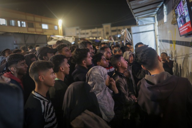 Menschen im Gazastreifen warten auf di...kommens zwischen der Hamas und Israel.  | Foto: Jehad Alshrafi/AP/dpa