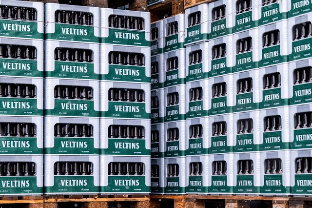 Leergut der Marke Veltins steht auf dem Firmengel&auml;nde.  | Foto: David Inderlied/dpa