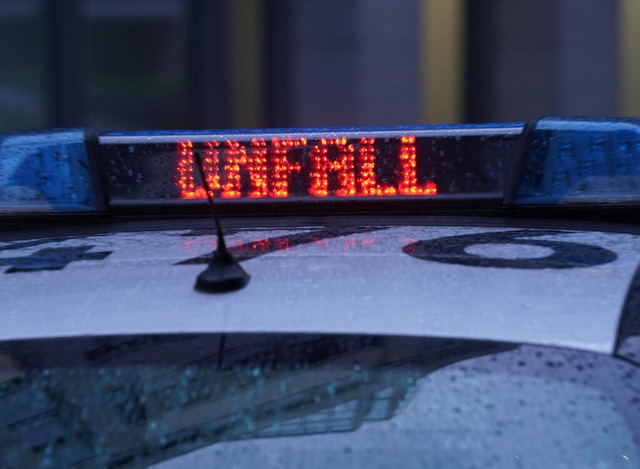 Der Unfall hat einen greren Polizei- und Rettungseinsatz ausgelst.  | Foto: Marcus Brandt (dpa)