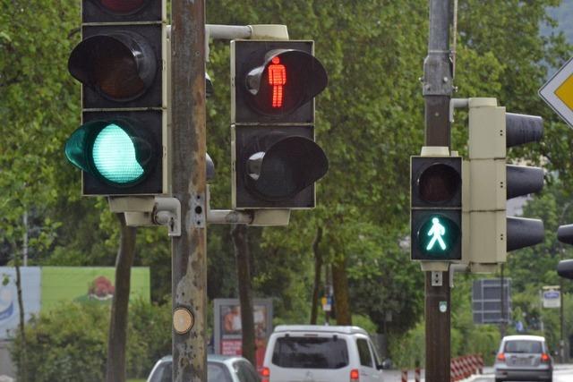 Nach Unfall auf Kreuzung in Freiburg-Haid geben beide Autofahrer an, bei Grn gefahren zu sein