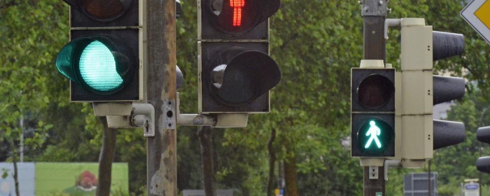 Nach Unfall auf Kreuzung in Freiburg-Haid geben beide Autofahrer an, bei Grn gefahren zu sein