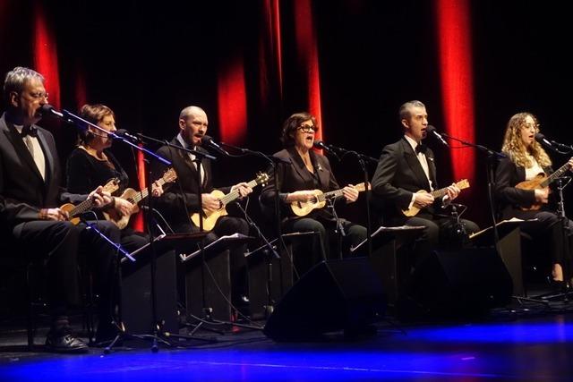 Ukulele Orchestra of Great Britain sprht im Burghof in Lrrach vor Humor