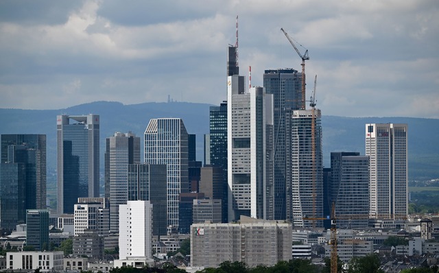 Banken halten sich mit Krediten an Mittelst&auml;ndler zur&uuml;ck (Archivbild).  | Foto: Arne Dedert/dpa