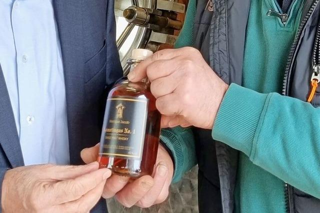 Der Eimeldinger Winzer und Schnapsbrenner Dieter Jacob stellt seinen eigenen Whisky her