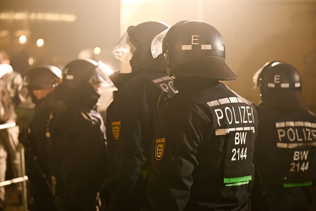 Polizisten sind auch dann im Einsatz, ...ie in der Silvesternacht. (Archivbild)  | Foto: Marius Bulling/dpa