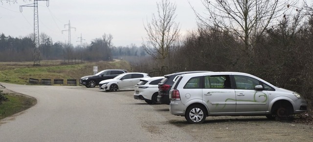 Auf dem Rhein-Parkplatz am Autobahnzub...arkende. Im Vordergrund ein Autowrack.  | Foto: Herbert Frey