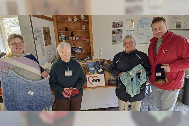 Seniorenheimbewohner spenden Selbstgestricktes