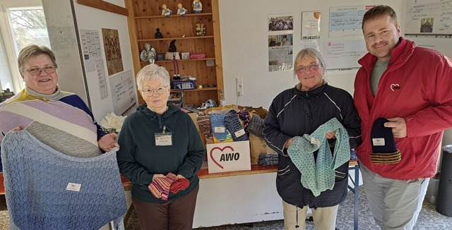 Ute Hosekamm, Christel Will,  Gertrud ...er Mujcin (von links) bei der bergabe  | Foto: Susanne Eschbach