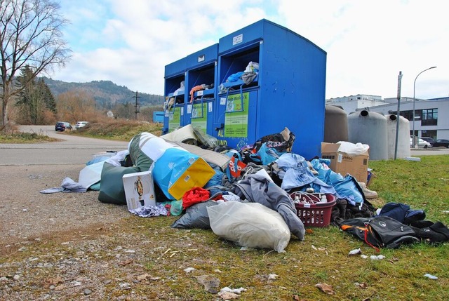 Der Altkleidercontainer im Gewerbegebiet in Brennet gleicht einer Mllhalde.  | Foto: Ralph Fautz