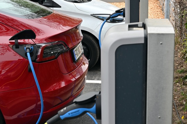 Ein Tesla ldt an einer Schnellladesule der Badenova in Freiburg.  | Foto: Thomas Kunz