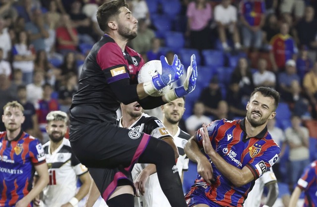 berwindet der FC Basel (rechts Albian...e FC Lugano (mit Torhter Amir Saipi)?  | Foto: IMAGO/Grant Hubbs